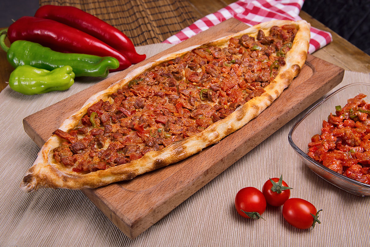 пицца турецкая с фаршем и помидорами в духовке (120) фото